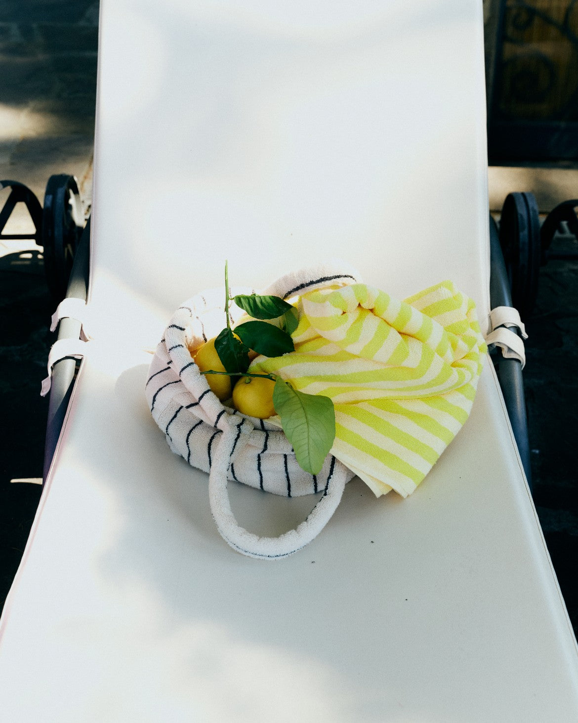 Naram Handtuch | Pristine & Neon Yellow von Bongusta